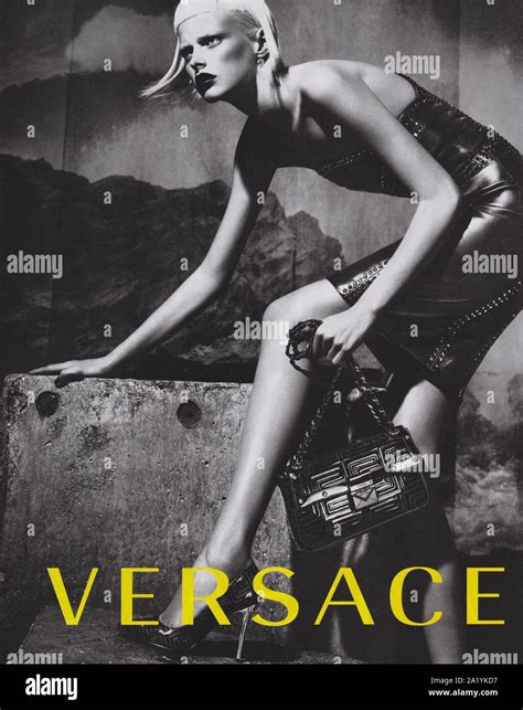 fisico pubblicità versace|Iconic Versace Advertising Campaigns .